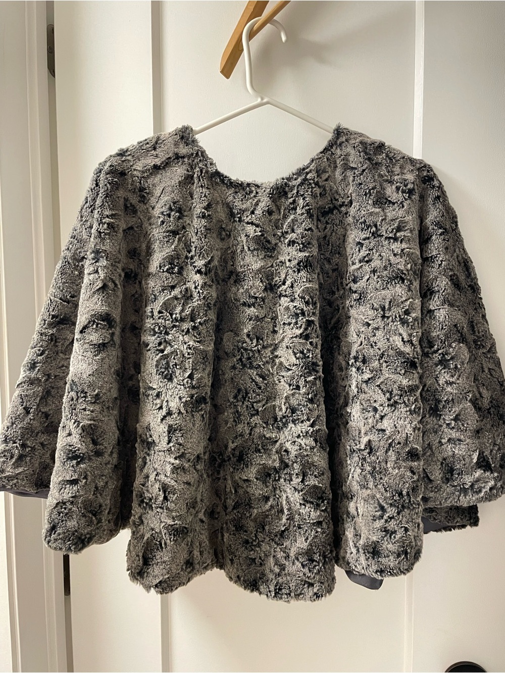 Chic Faux Fur Cape ( Ruana) - Picture 8 of 13